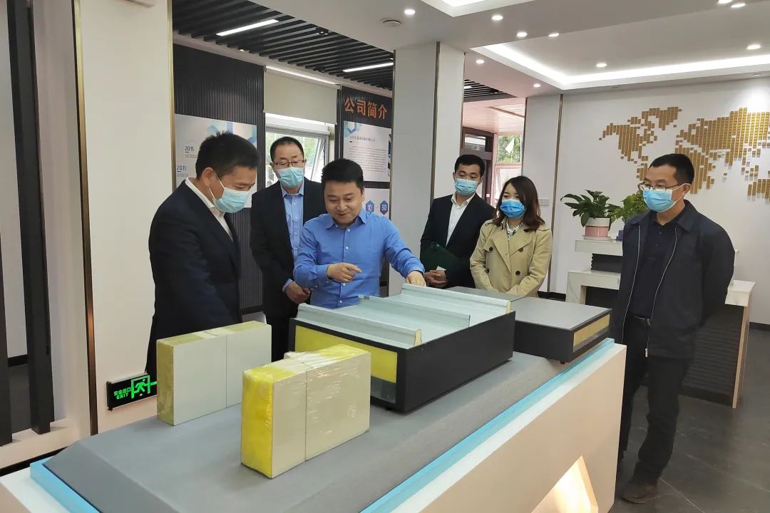 重慶市永川區(qū)委常委、副區(qū)長宋文到訪樓承板廠家宏鑫源重慶金諾公司調(diào)研工作(圖5)